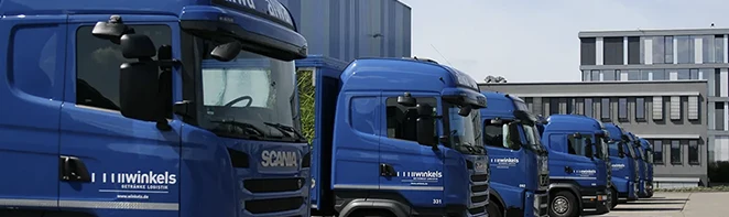Seitliches Bild der blauen LKW´s von Winkels Getränkelogistik