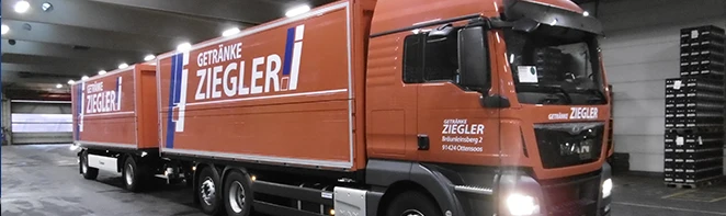 Roter LKW der Firma Ziegler in einer Lagerhalle