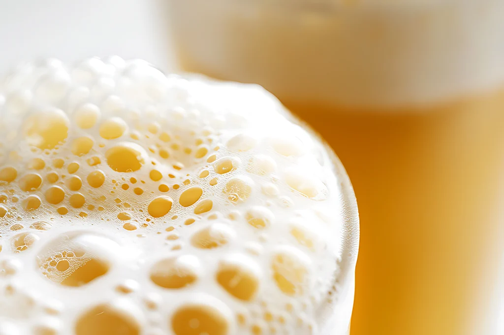 Schaumkrone auf einem frisch gezapften Bier